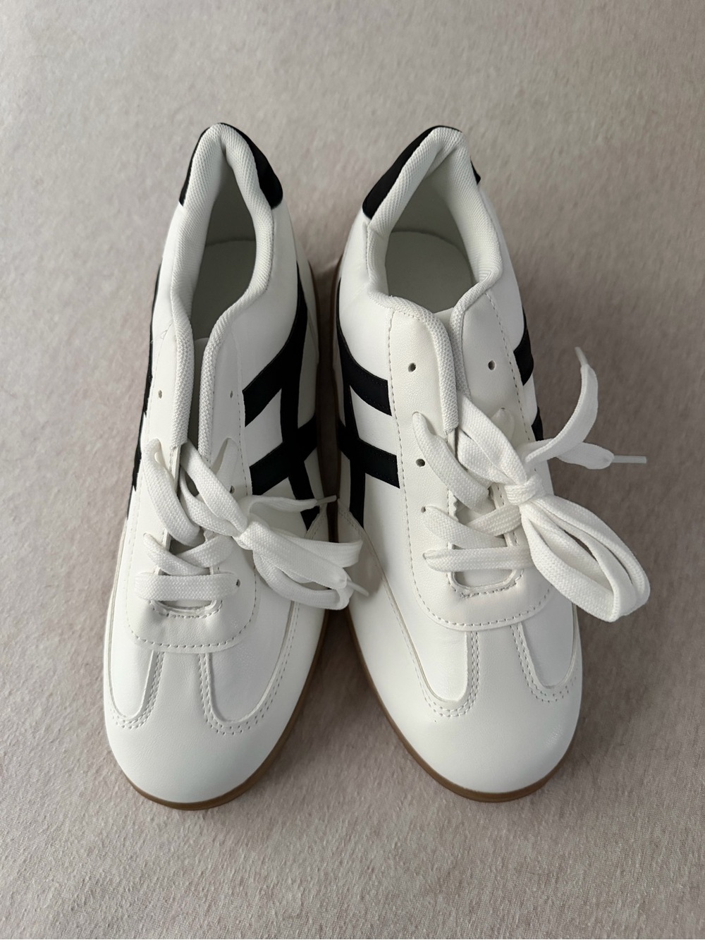Source Unknown White Sneakers with Black Side Stripes